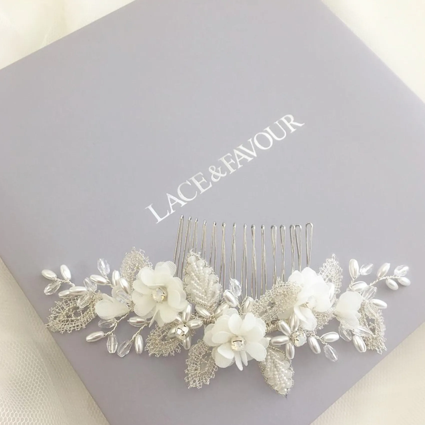 Beads & Beyond Sabrina Perlenblätter und Opalkristall Elfenbein Blumen Haarkamm* Geschenke Für Die Braut | Silberne Haar-accessoires