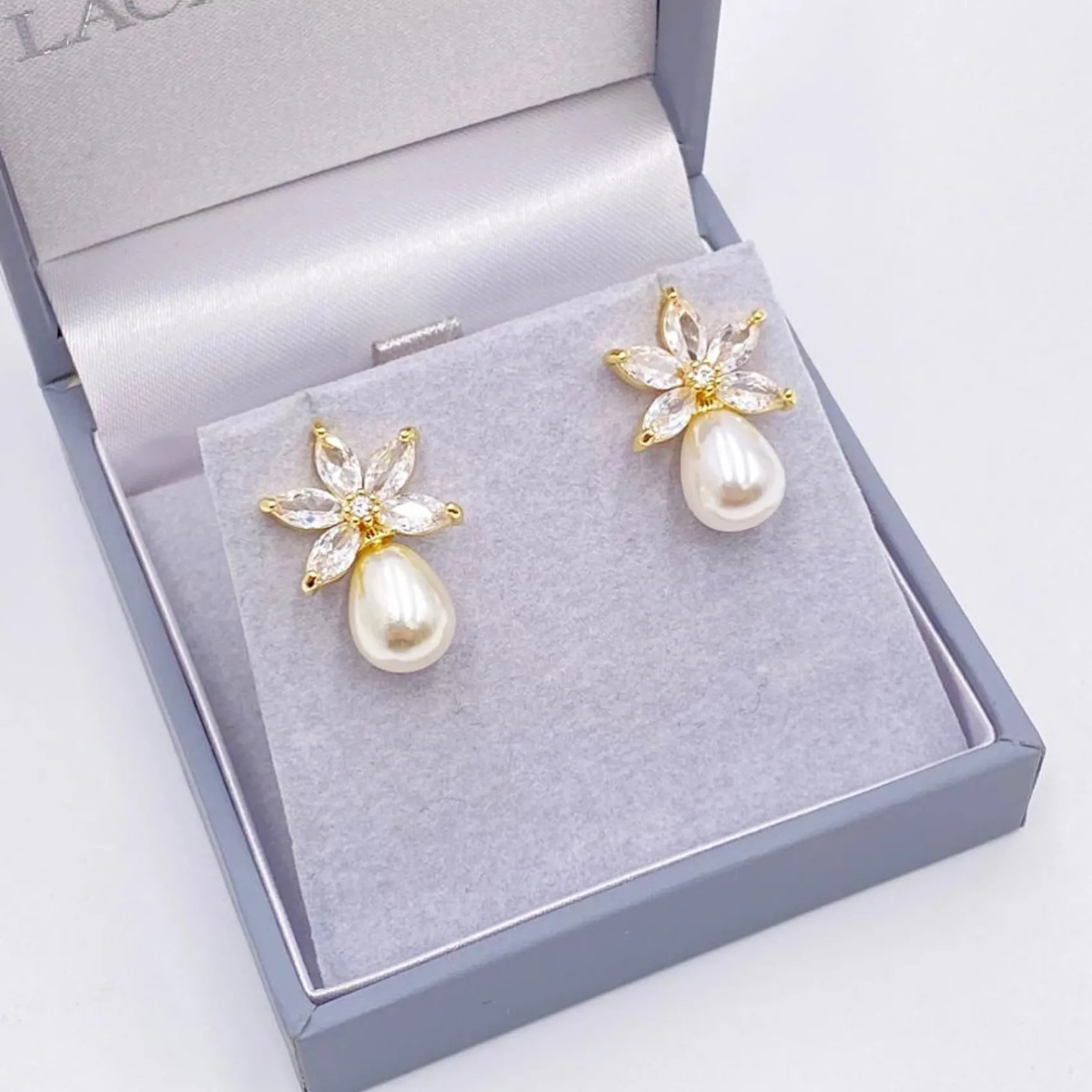 Lace & Favour Sahara Gold Kristallblätter und Tropfenperlen-Ohrringe* Perlen-hochzeitsschmuck | Gold-hochzeitsschmuck