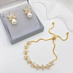 Lace & Favour Sahara Gold Kristallblätter und Tropfenperlen-Ohrringe* Perlen-hochzeitsschmuck | Gold-hochzeitsschmuck
