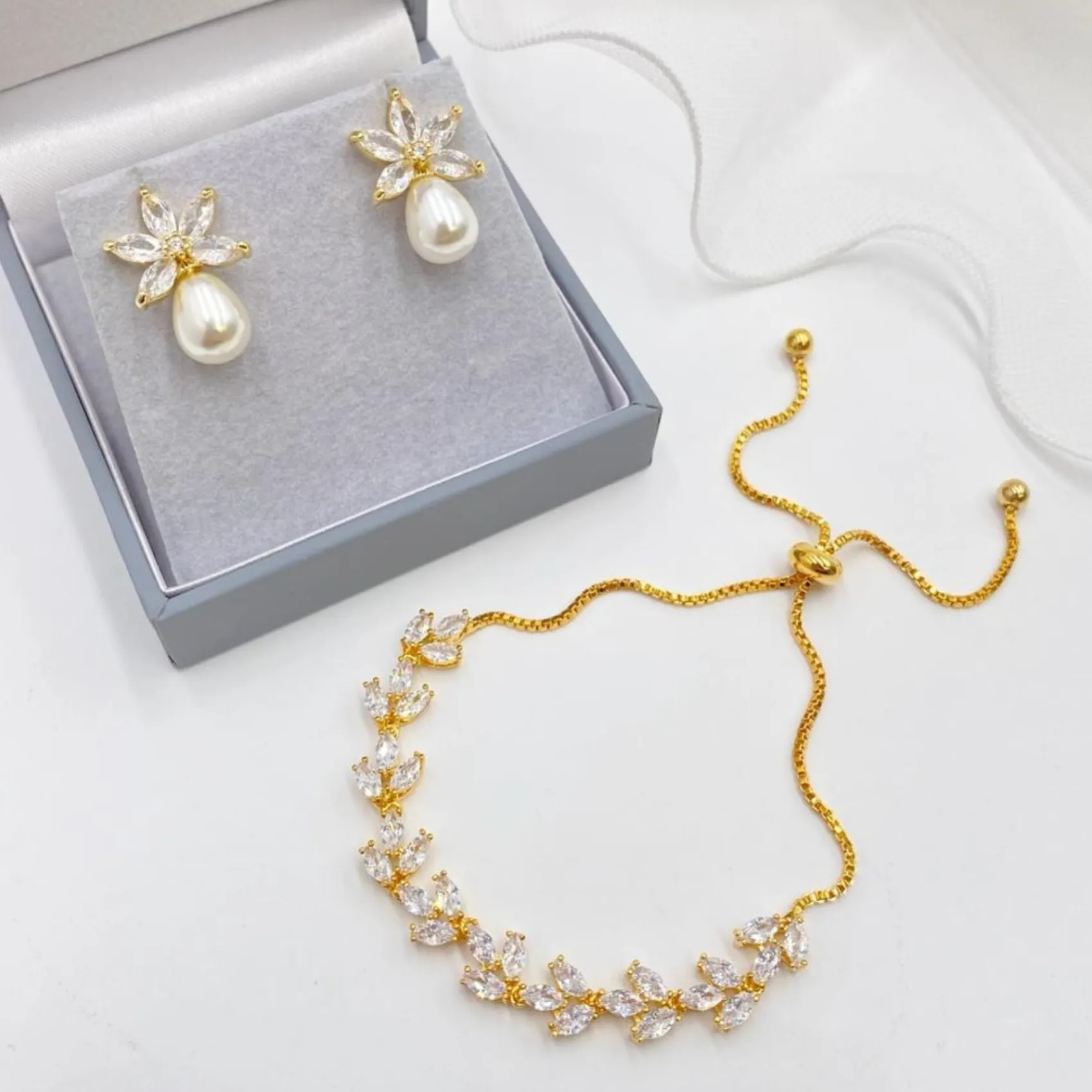 Lace & Favour Sahara Gold Kristallblätter und Tropfenperlen-Ohrringe* Perlen-hochzeitsschmuck | Gold-hochzeitsschmuck