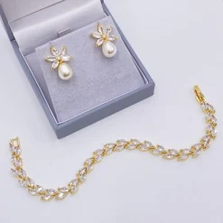 Lace & Favour Sahara Gold Kristallblätter und Tropfenperlen-Ohrringe* Perlen-hochzeitsschmuck | Gold-hochzeitsschmuck