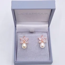Lace & Favour Sahara Rose Gold Kristallblätter und Perlenohrringe in Tropfenform* Perlen-hochzeitsschmuck | Roségold Hochzeitsschmuck