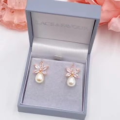 Lace & Favour Sahara Rose Gold Kristallblätter und Perlenohrringe in Tropfenform* Perlen-hochzeitsschmuck | Roségold Hochzeitsschmuck