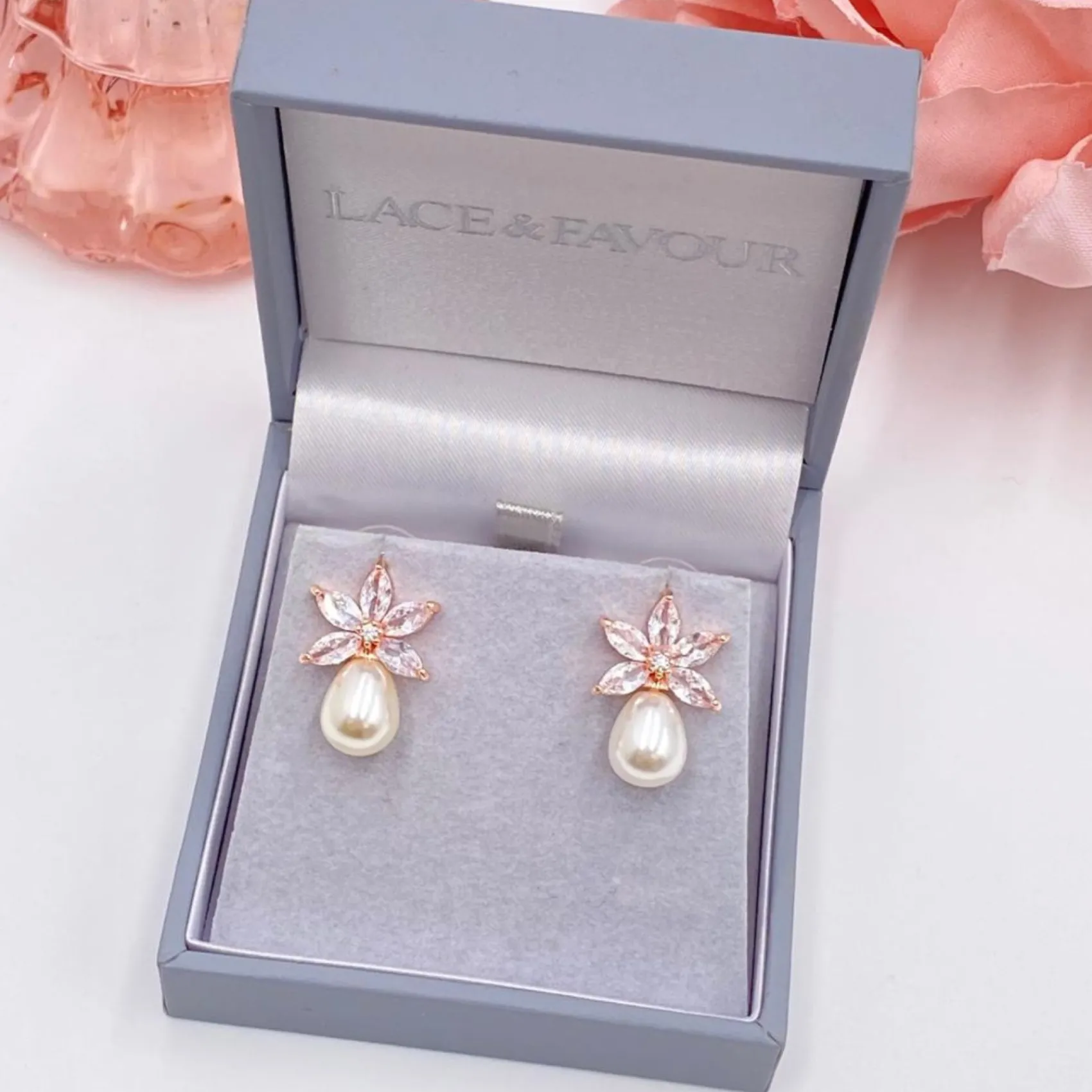 Lace & Favour Sahara Rose Gold Kristallblätter und Perlenohrringe in Tropfenform* Perlen-hochzeitsschmuck | Roségold Hochzeitsschmuck