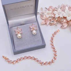 Lace & Favour Sahara Rose Gold Kristallblätter und Perlenohrringe in Tropfenform* Perlen-hochzeitsschmuck | Roségold Hochzeitsschmuck