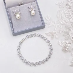 Lace & Favour Sahara Silber Kristallblätter und Tropfenperlen-Ohrringe* Perlen-hochzeitsschmuck | Silberner Hochzeitsschmuck