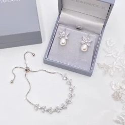 Lace & Favour Sahara Silber Kristallblätter und Tropfenperlen-Ohrringe* Perlen-hochzeitsschmuck | Silberner Hochzeitsschmuck