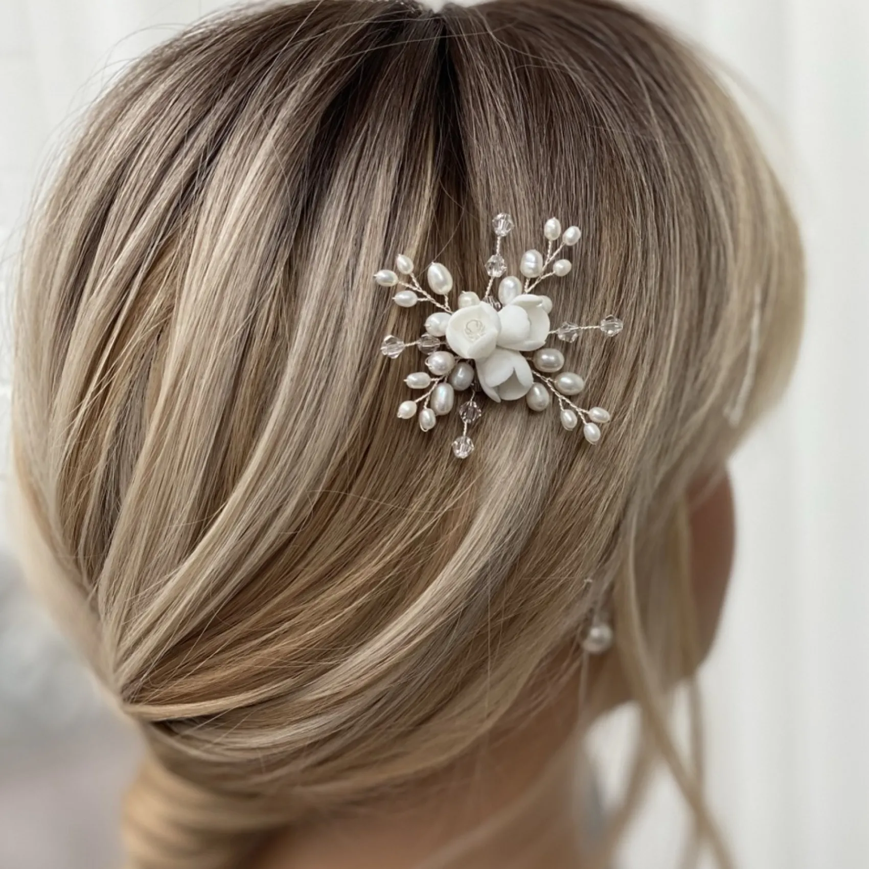 Lace & Favour Schneeglöckchen Porzellanblumen und Süßwasserperlen Haarnadel (Silber)* Geschenke Für Die Braut | Perlen-haarschmuck