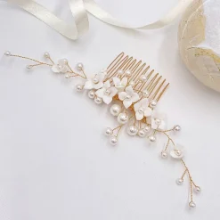 Lace & Favour Skye Porzellan Blumen und Perlen Brauthaarkamm (Gold)* Perlen-haarschmuck | Gold-haar-accessoires