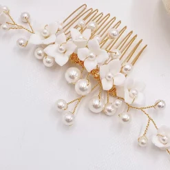 Lace & Favour Skye Porzellan Blumen und Perlen Brauthaarkamm (Gold)* Perlen-haarschmuck | Gold-haar-accessoires