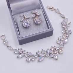 Lace & Favour Solitär Zierliche CZ Kristall Blätter Ohrringe* Silberner Abschlussball-schmuck | Abschlussball-ohrringe