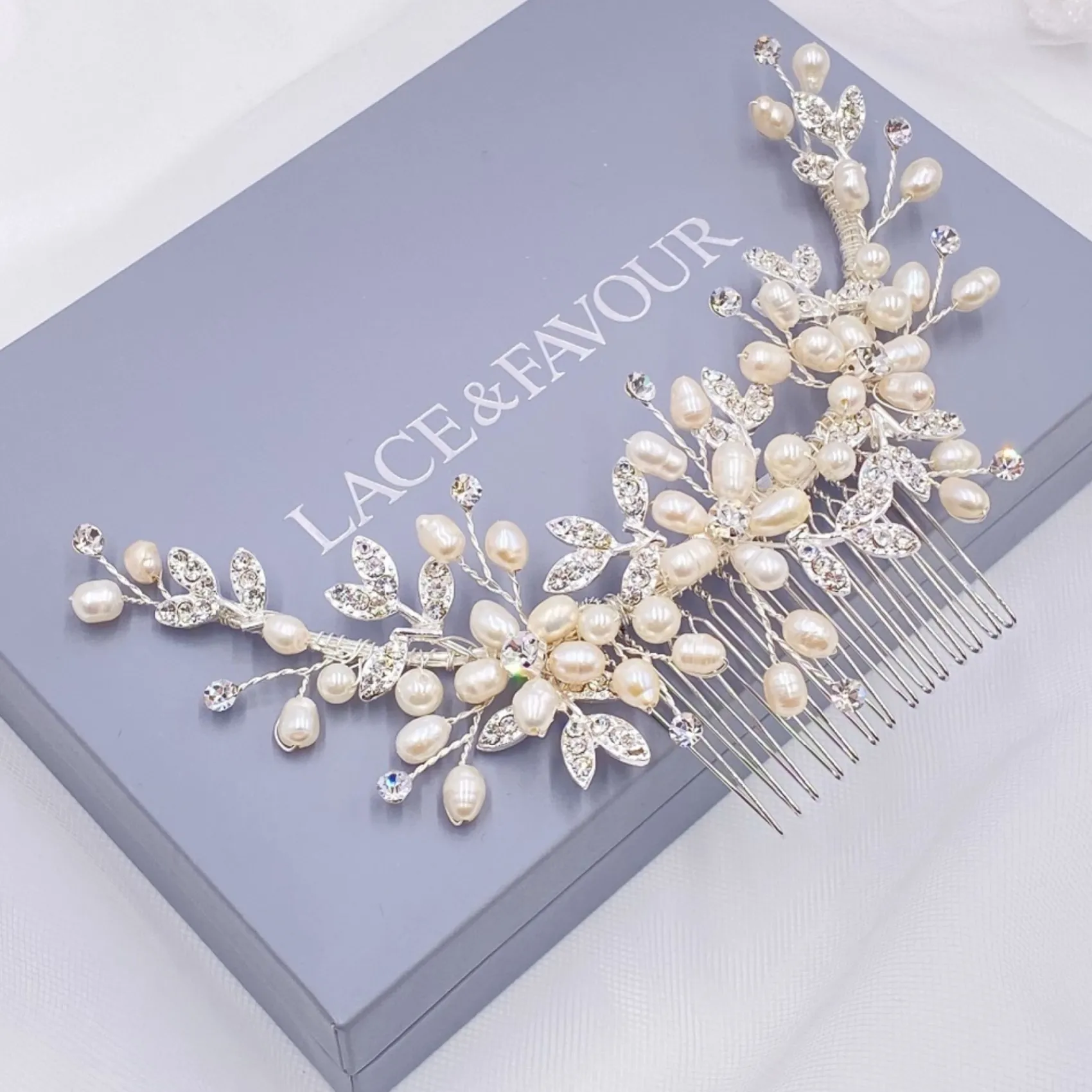 Twilight Designs Sophia Haarkamm mit Süßwasserperlen und Kristallblättern* Perlen-haarschmuck | Silberne Haar-accessoires