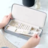 Stackers Dusky Blue Sleek Halskette Zipped Travel Jewellery Box* Etwas Blaue Geschenke | Geschenke Für Die Mutter Des Bräutigams