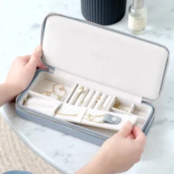 Stackers Dusky Blue Sleek Halskette Zipped Travel Jewellery Box* Etwas Blaue Geschenke | Geschenke Für Die Mutter Des Bräutigams