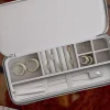 Stackers Pebble Grey Sleek Halskette Zipped Travel Jewellery Box* Geschenke Für Die Mutter Des Bräutigams | Geschenke Für Die Mutter Der Braut