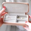 Stackers Reise-Schmuckkästchen mit Reißverschluss in Rouge und Rose Gold* Geschenke Für Die Mutter Des Bräutigams | Geschenke Für Die Mutter Der Braut