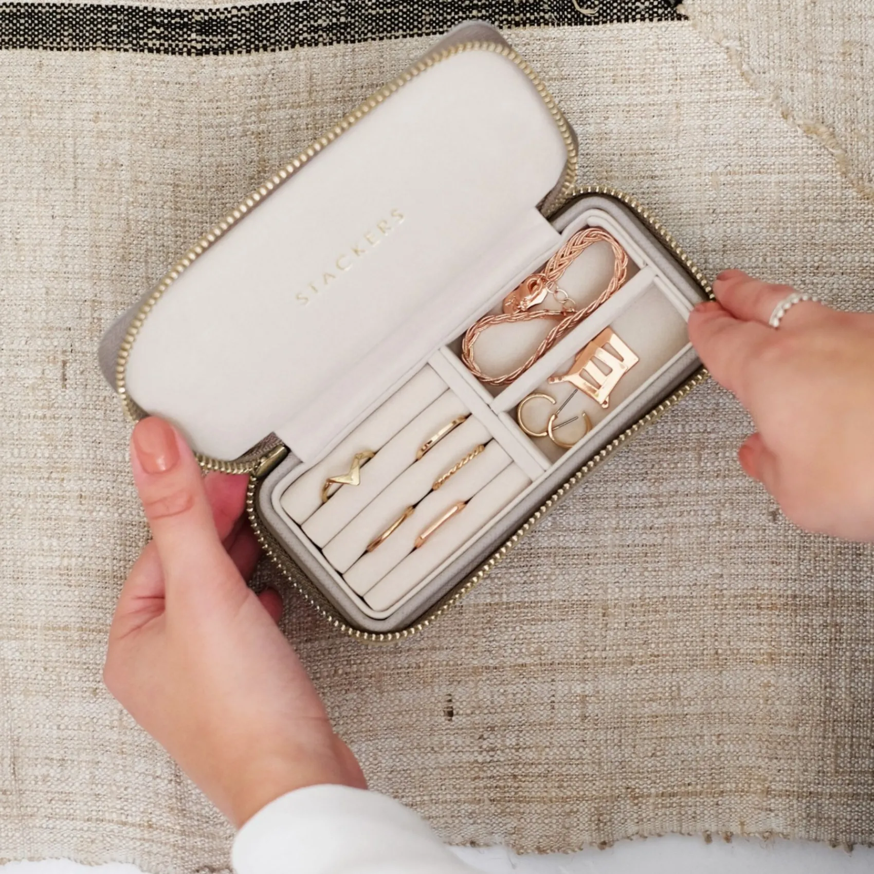 Stackers Taupe Reise-Schmuckkästchen mit Reißverschluss* Geschenke Für Die Mutter Des Bräutigams | Geschenke Für Die Mutter Der Braut