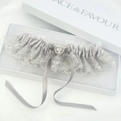 Boudoir Couture Surrender Silber Satin und Spitze Strumpfband mit Kristall Herz und Detail* Geschenke Für Die Braut | Strumpfbänder Für Bräute