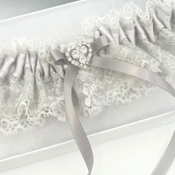 Boudoir Couture Surrender Silber Satin und Spitze Strumpfband mit Kristall Herz und Detail* Geschenke Für Die Braut | Strumpfbänder Für Bräute