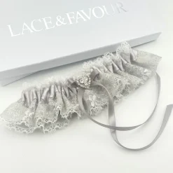 Boudoir Couture Surrender Silber Satin und Spitze Strumpfband mit Kristall Herz und Detail* Geschenke Für Die Braut | Strumpfbänder Für Bräute