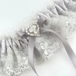 Boudoir Couture Surrender Silber Satin und Spitze Strumpfband mit Kristall Herz und Detail* Geschenke Für Die Braut | Strumpfbänder Für Bräute