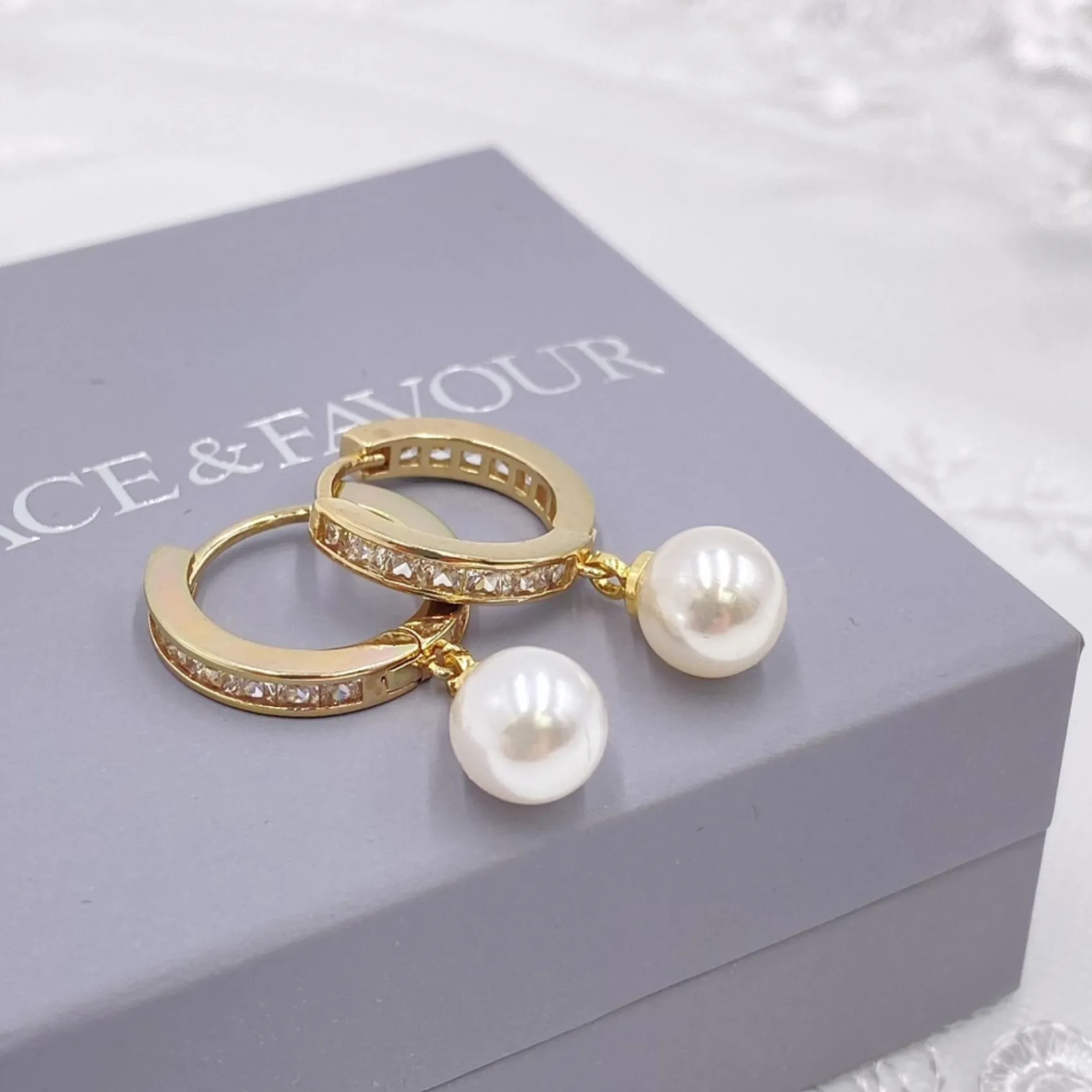 Lace & Favour Tahiti Gold Perlen Tropfen Kristall Huggie Hoop Ohrringe* Geschenke Für Brautjungfern | Geschenke Für Die Braut