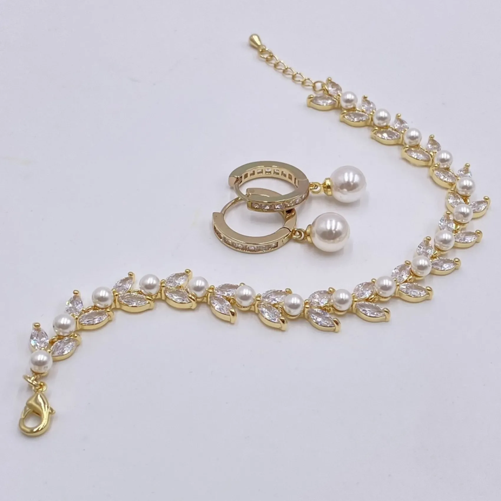 Lace & Favour Tahiti Gold Perlen Tropfen Kristall Huggie Hoop Ohrringe* Geschenke Für Brautjungfern | Geschenke Für Die Braut