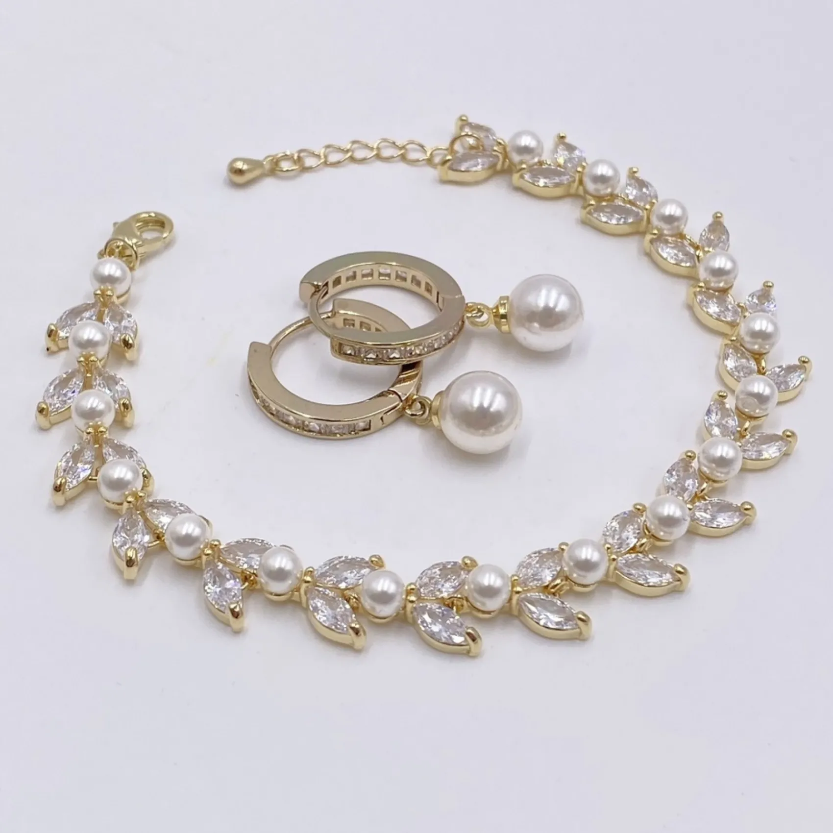 Lace & Favour Tahiti Gold Perlen Tropfen Kristall Huggie Hoop Ohrringe* Geschenke Für Brautjungfern | Geschenke Für Die Braut