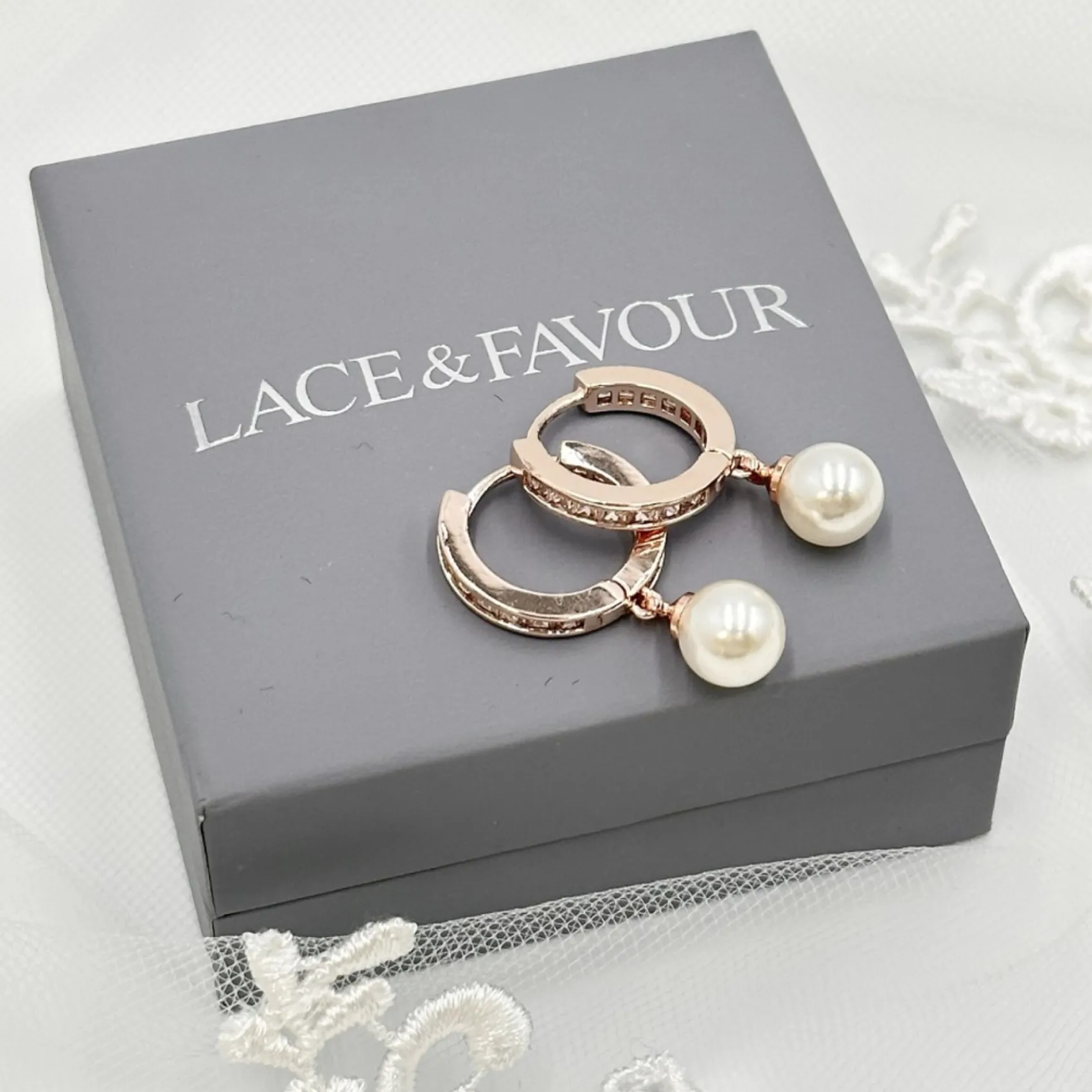 Lace & Favour Tahiti Rose Gold Perlen Tropfen Kristall Huggie Hoop Ohrringe* Geschenke Für Brautjungfern | Geschenke Für Die Braut