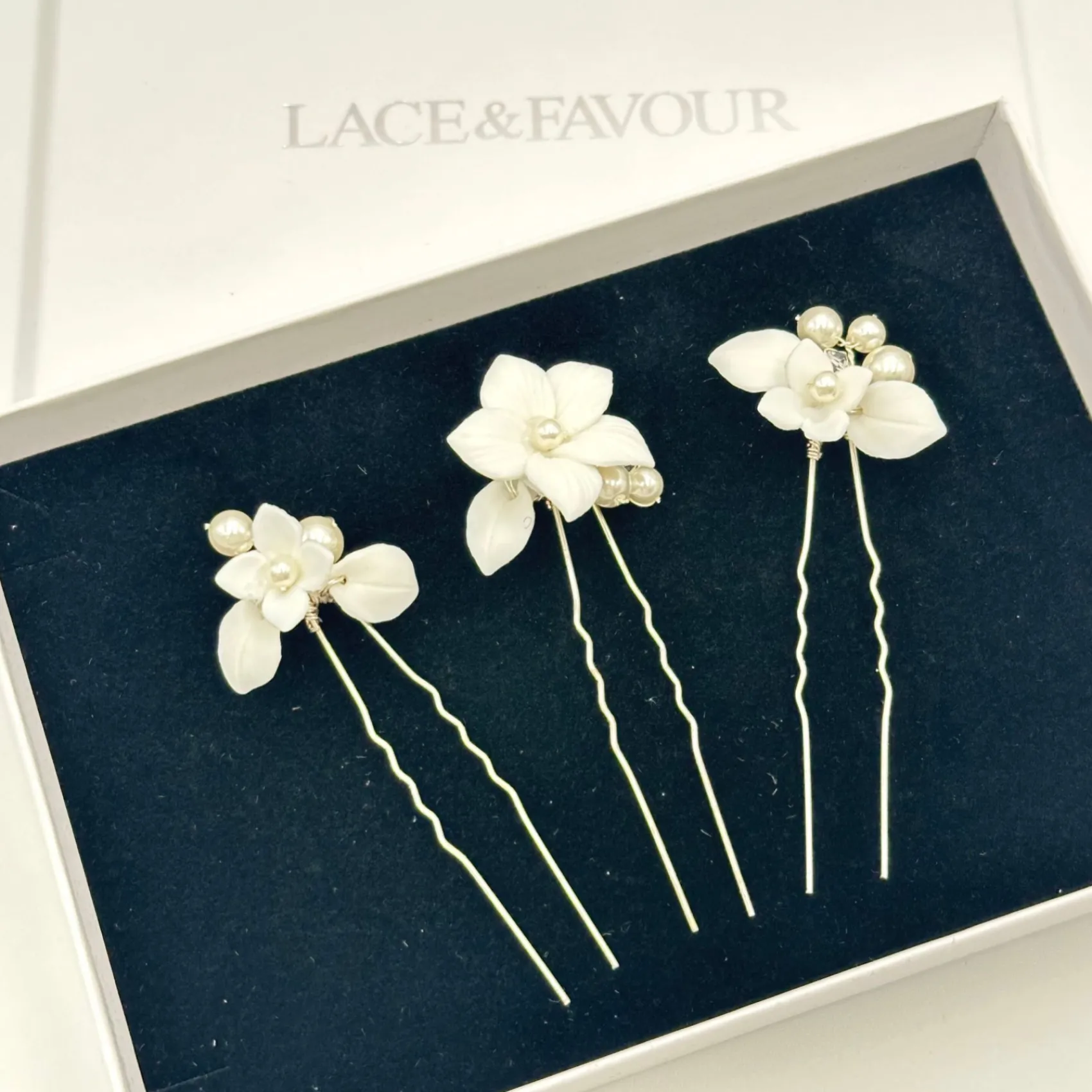 Beads & Beyond Tiffany Set mit 3 Haarnadeln aus Perlen und klarem Kristall mit Blumenmuster* Perlen-haarschmuck | Silberne Haar-accessoires
