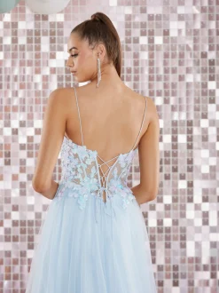 Tiffanys Prom Tiffanys Alina Hellblaues Ballkleid Ballkleid mit Spitze im Rücken* Tiffanys Illusion Prom Kleider | Hellblaue Ballkleider