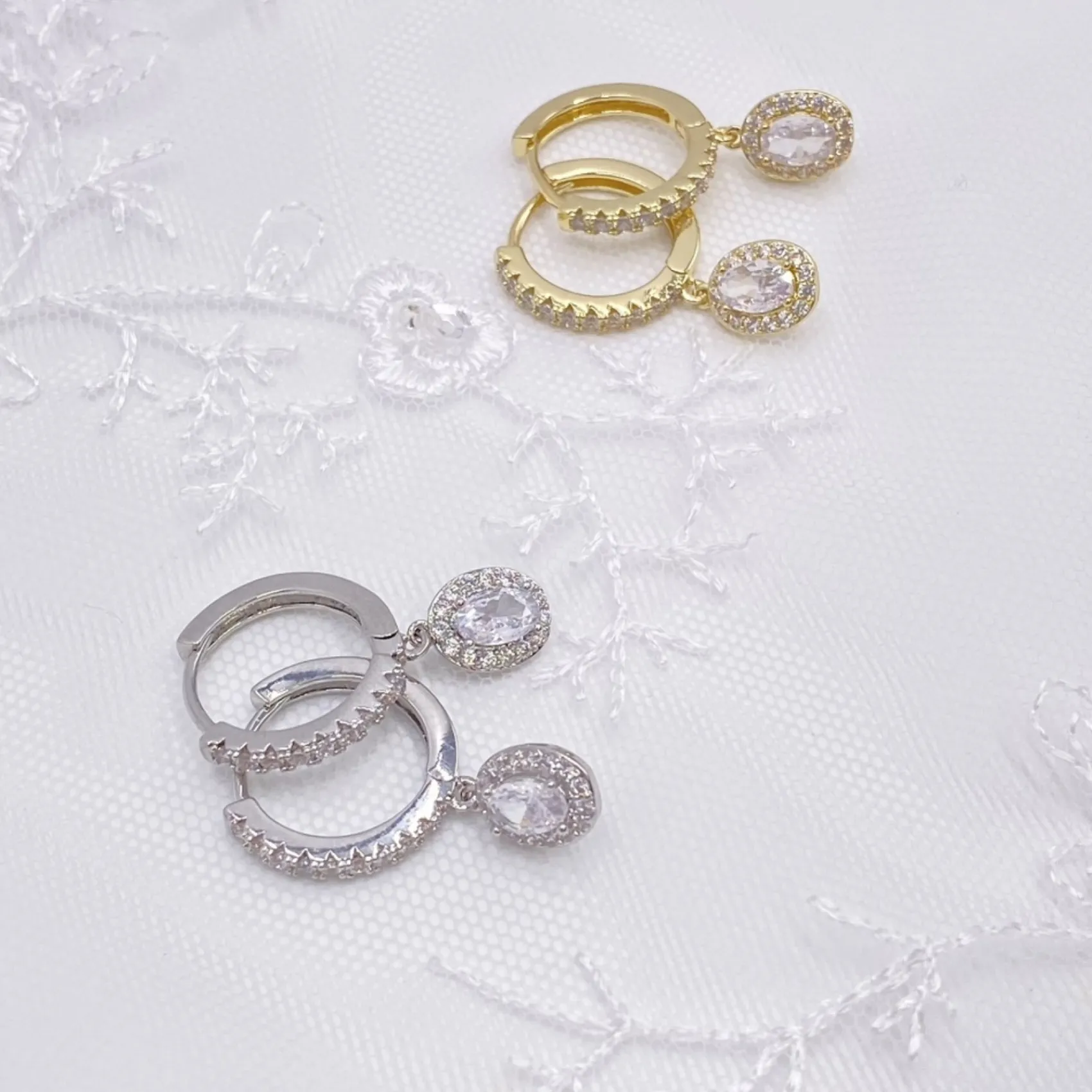 Lace & Favour Tobago Gold Crystal verschönert Huggie Hoop Ohrringe* Goldener Abschlussball-schmuck | Abschlussball-ohrringe