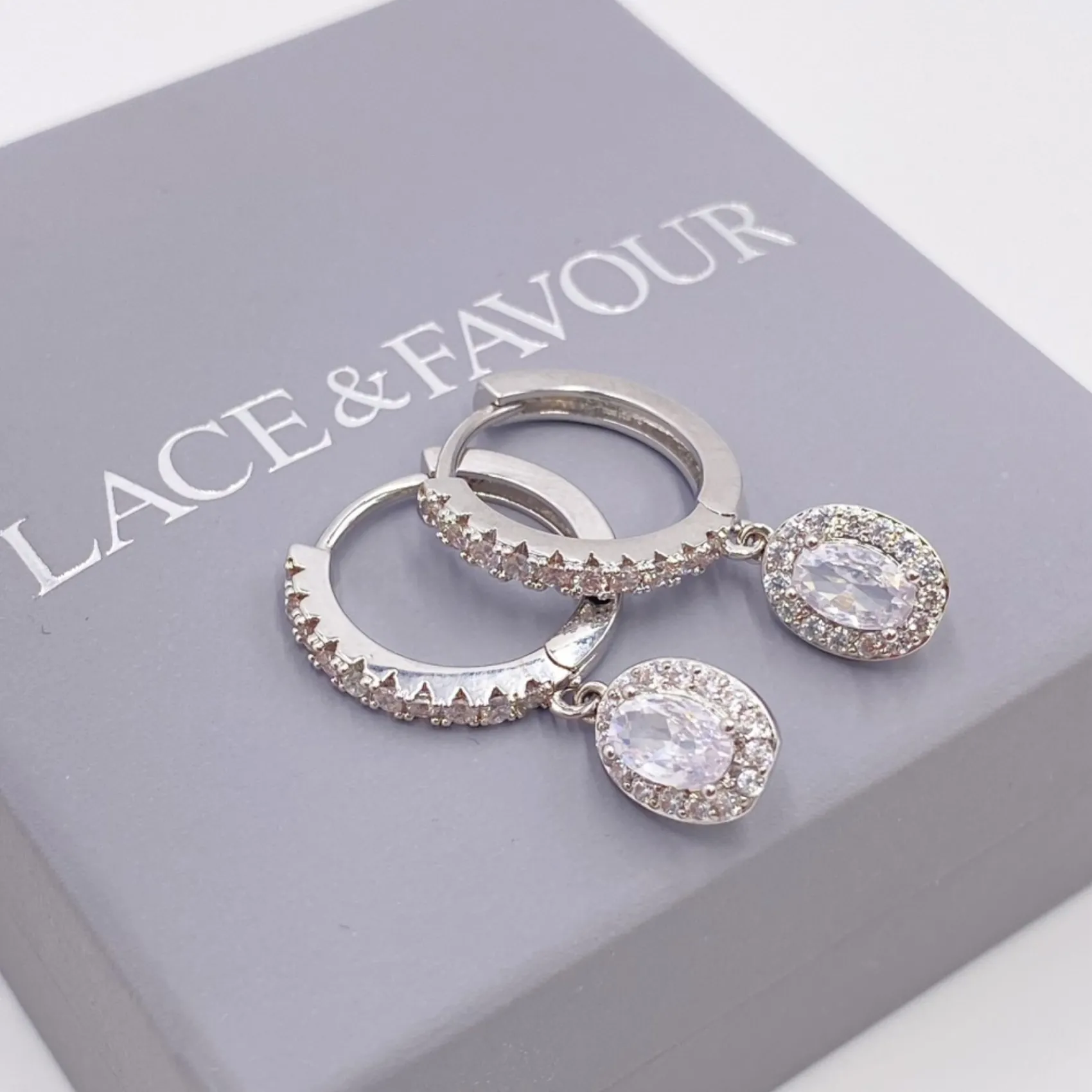 Lace & Favour Tobago Silber Crystal verschönert Huggie Hoop Ohrringe* Silberner Abschlussball-schmuck | Abschlussball-ohrringe