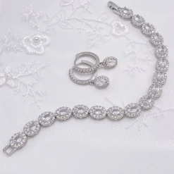 Lace & Favour Tobago Silber Crystal verschönert Huggie Hoop Ohrringe* Silberner Abschlussball-schmuck | Abschlussball-ohrringe