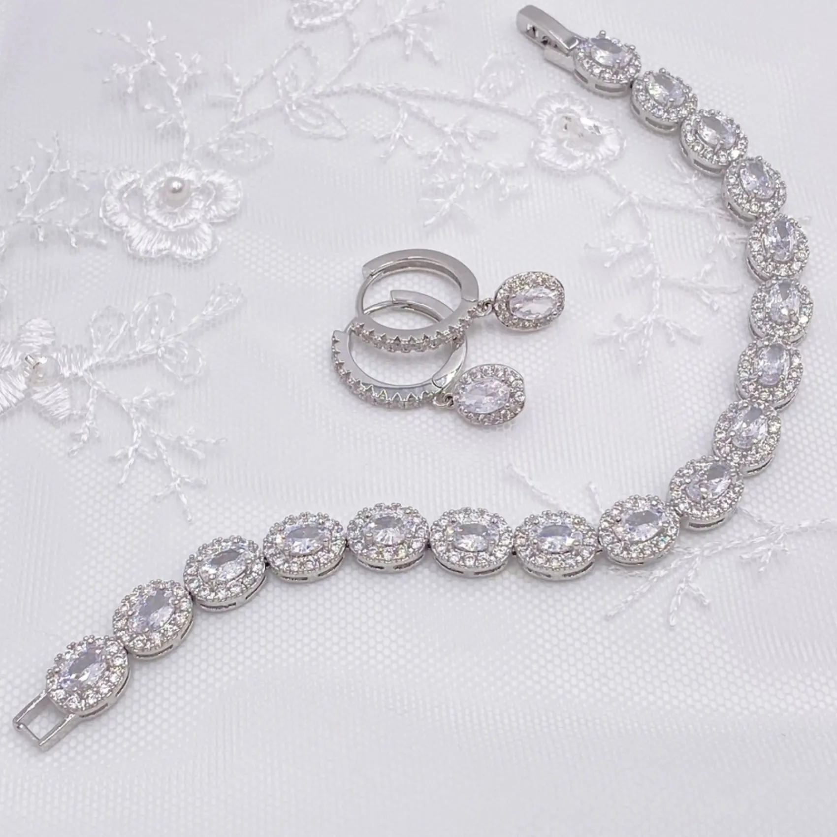 Lace & Favour Tobago Silber Crystal verschönert Huggie Hoop Ohrringe* Silberner Abschlussball-schmuck | Abschlussball-ohrringe