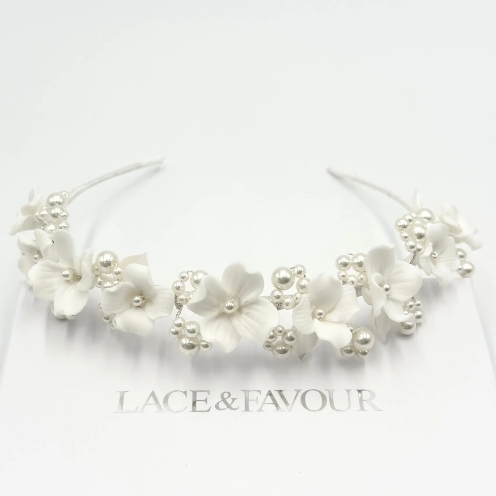 Beads & Beyond Trinity Elfenbein Keramik Blume und Perle Hochzeit Stirnband* Perlen-haarschmuck | Silberne Haar-accessoires