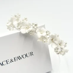 Beads & Beyond Trinity Elfenbein Keramik Blume und Perle Hochzeit Stirnband* Perlen-haarschmuck | Silberne Haar-accessoires