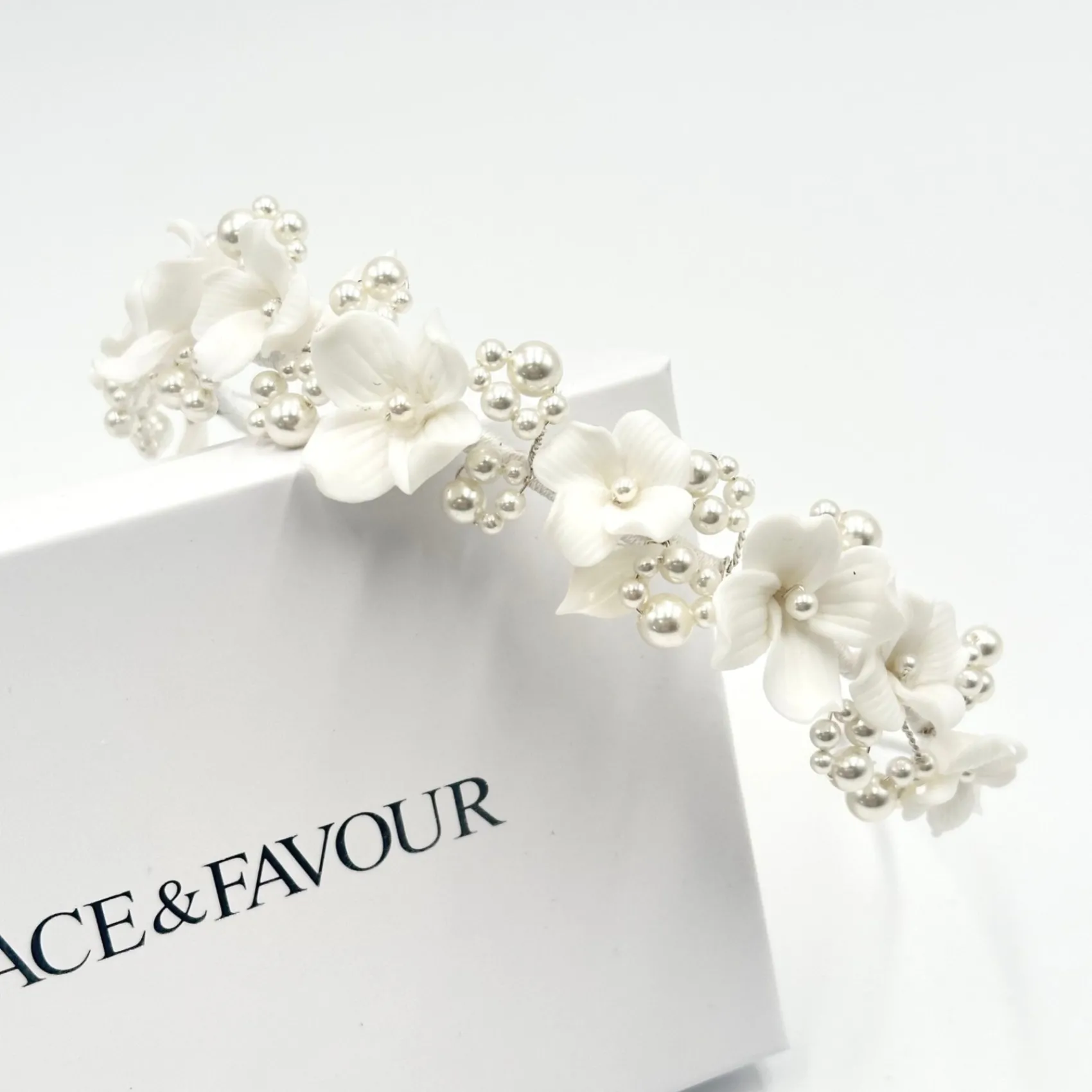 Beads & Beyond Trinity Elfenbein Keramik Blume und Perle Hochzeit Stirnband* Perlen-haarschmuck | Silberne Haar-accessoires