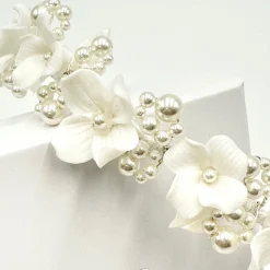 Beads & Beyond Trinity Elfenbein Keramik Blume und Perle Hochzeit Stirnband* Perlen-haarschmuck | Silberne Haar-accessoires