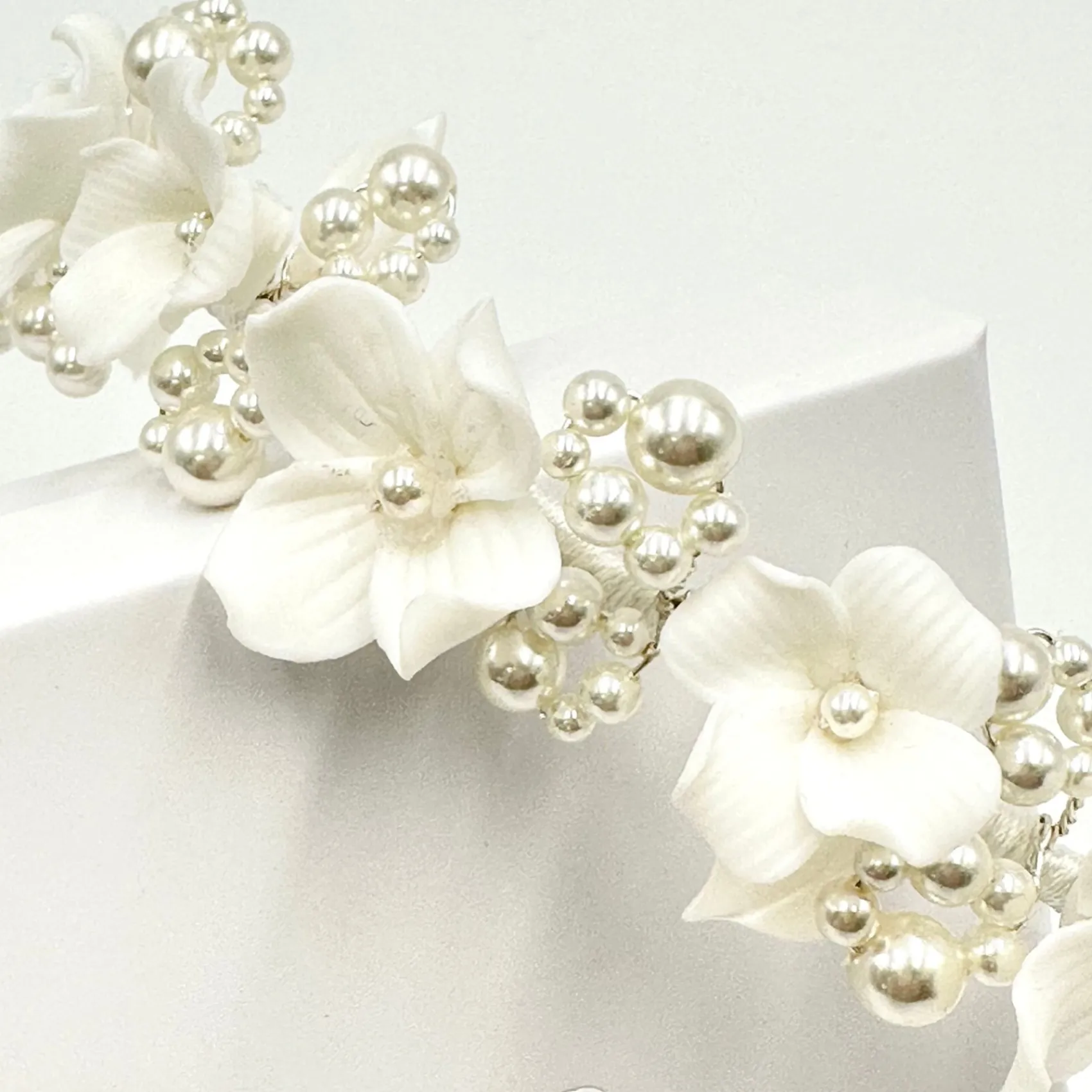 Beads & Beyond Trinity Elfenbein Keramik Blume und Perle Hochzeit Stirnband* Perlen-haarschmuck | Silberne Haar-accessoires
