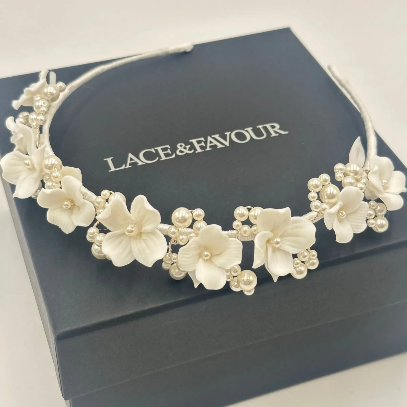 Beads & Beyond Trinity Elfenbein Keramik Blume und Perle Hochzeit Stirnband* Perlen-haarschmuck | Silberne Haar-accessoires