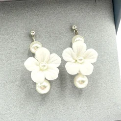 Beads & Beyond Trixie Elfenbeinfarbene Keramikblumen und Perlentropfen-Ohrringe* Silberner Hochzeitsschmuck | Hochzeits-ohrringe