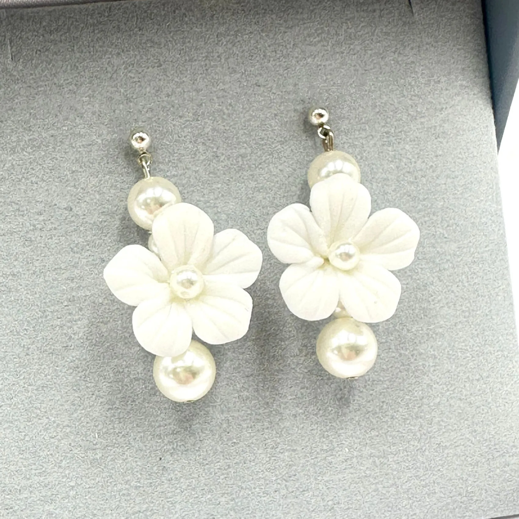Beads & Beyond Trixie Elfenbeinfarbene Keramikblumen und Perlentropfen-Ohrringe* Silberner Hochzeitsschmuck | Hochzeits-ohrringe