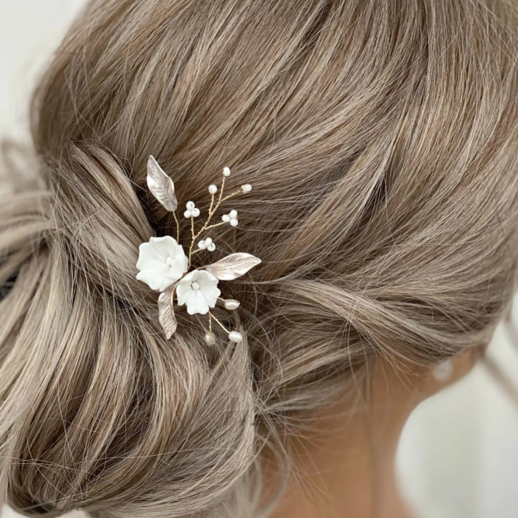 Lace & Favour Tulippa Porzellan Blumen und Champagner Gold Blätter Haarnadel* Perlen-haarschmuck | Gold-haar-accessoires