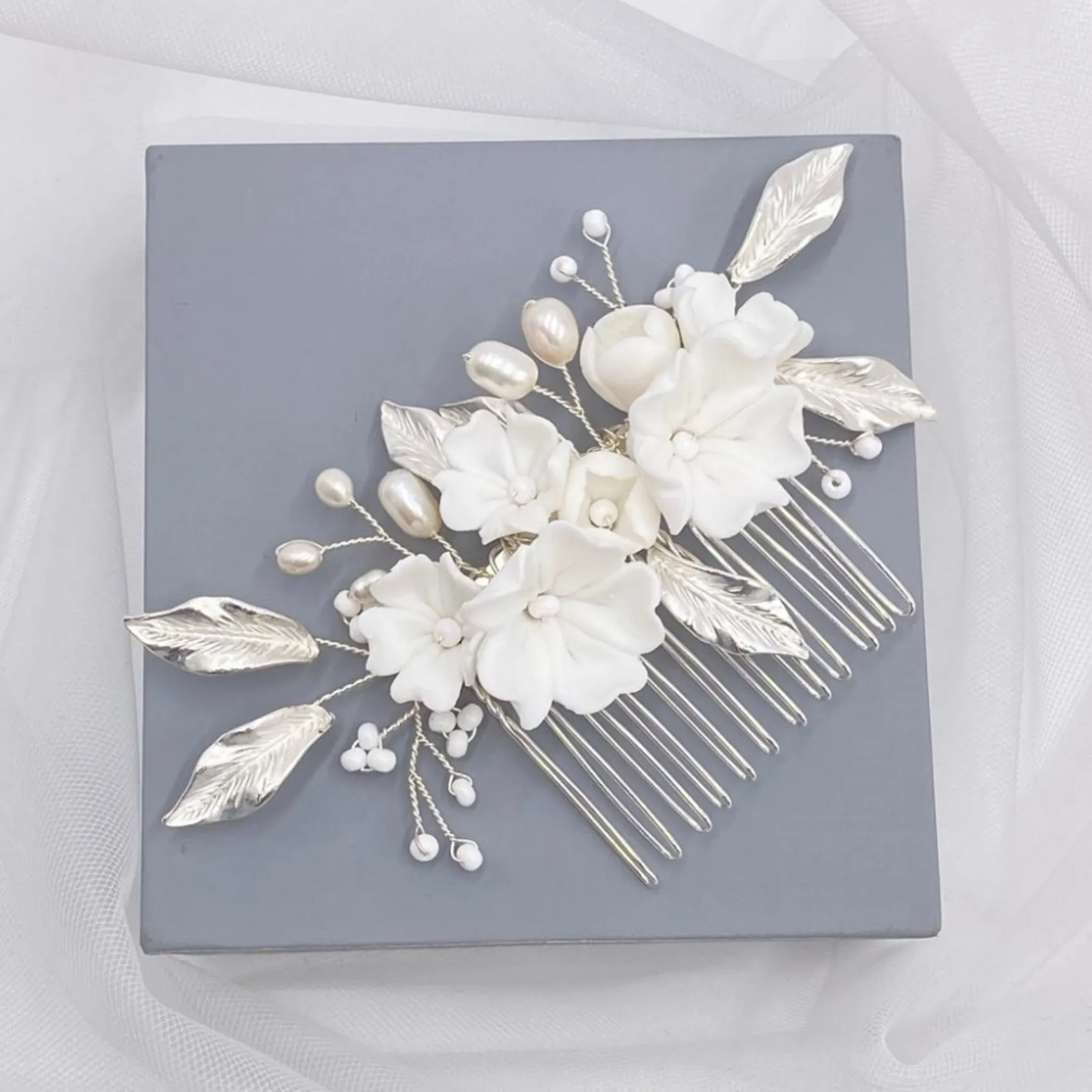 Lace & Favour Tulippa Porzellan Blumen und Silberblätter Haarkamm* Perlen-haarschmuck | Silberne Haar-accessoires