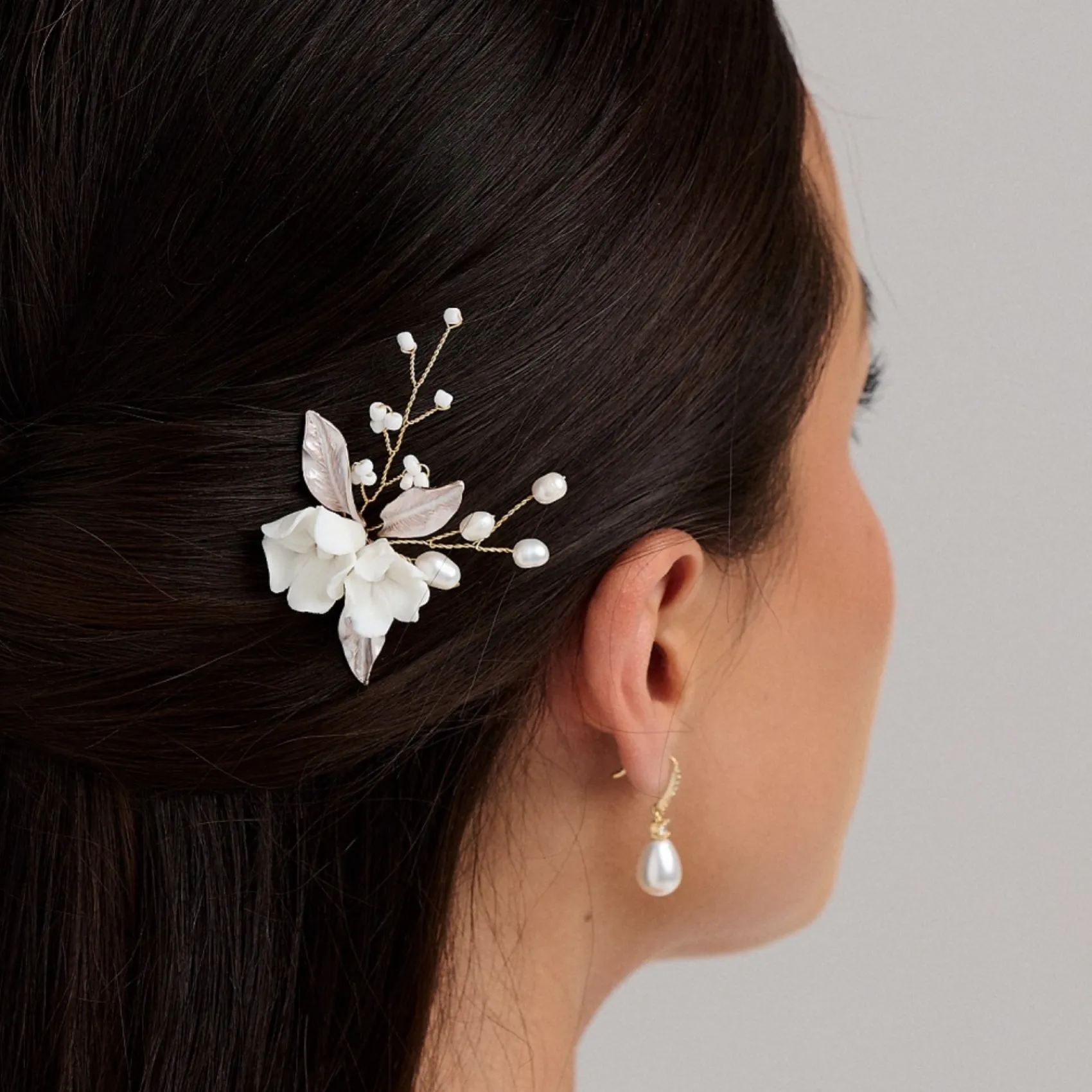 Lace & Favour Tulippa Porzellan Blumen und Champagner Gold Blätter Haarnadel* Perlen-haarschmuck | Gold-haar-accessoires