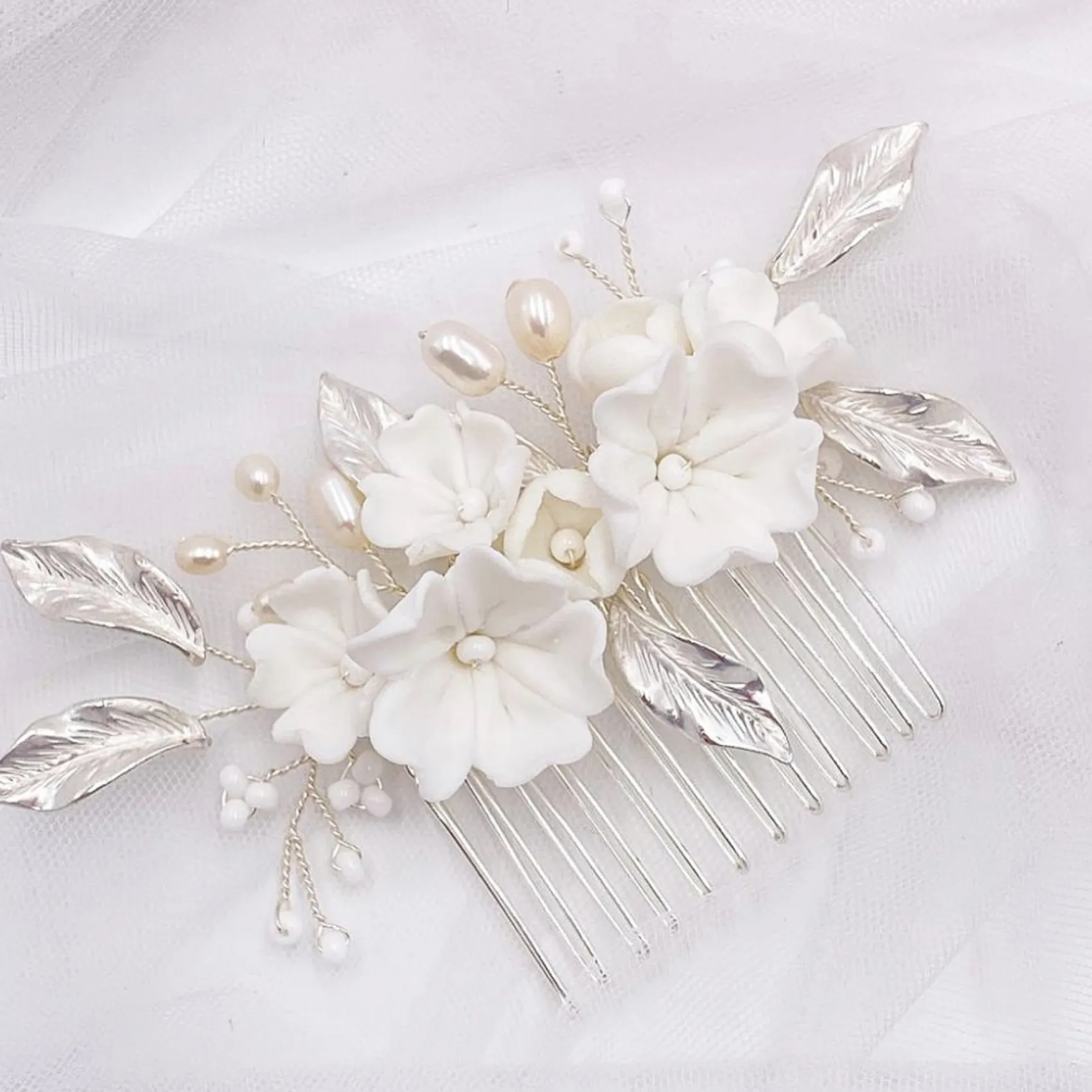 Lace & Favour Tulippa Porzellan Blumen und Silberblätter Haarkamm* Perlen-haarschmuck | Silberne Haar-accessoires