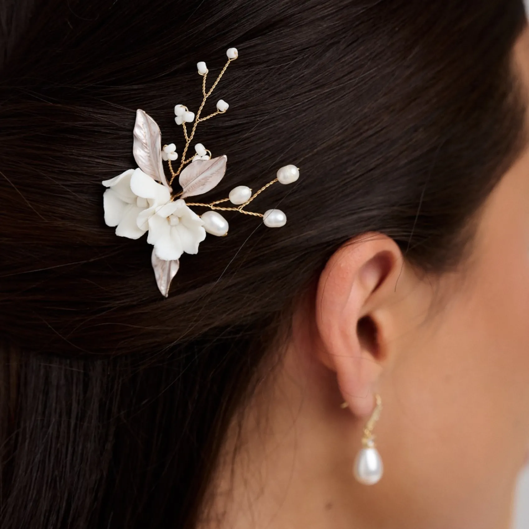 Lace & Favour Tulippa Porzellan Blumen und Champagner Gold Blätter Haarnadel* Perlen-haarschmuck | Gold-haar-accessoires