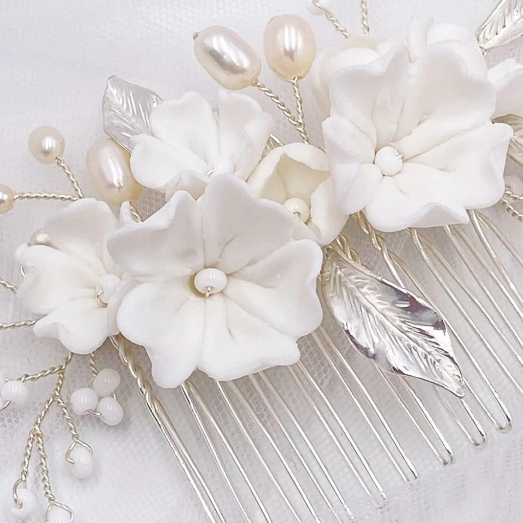 Lace & Favour Tulippa Porzellan Blumen und Silberblätter Haarkamm* Perlen-haarschmuck | Silberne Haar-accessoires