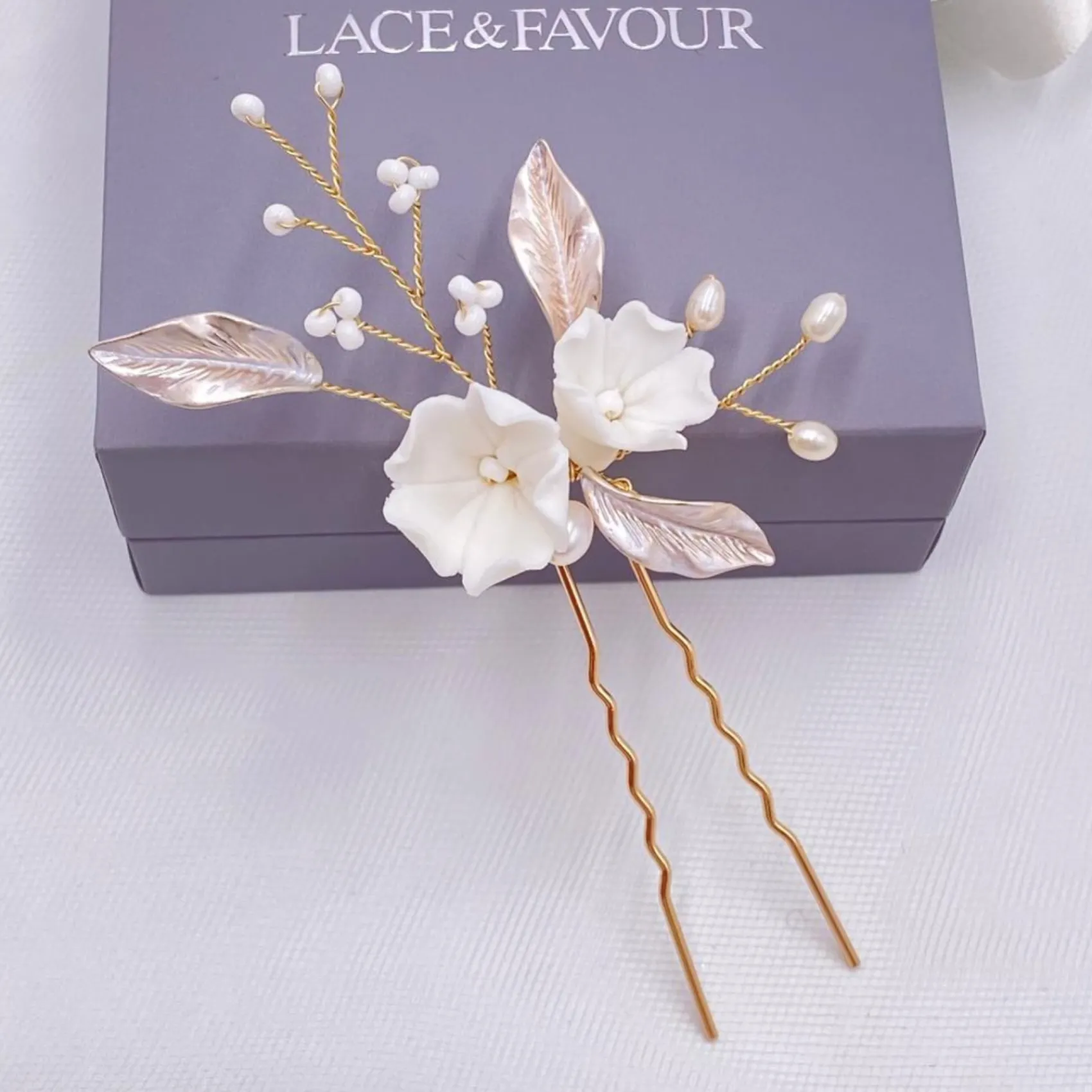 Lace & Favour Tulippa Porzellan Blumen und Champagner Gold Blätter Haarnadel* Perlen-haarschmuck | Gold-haar-accessoires